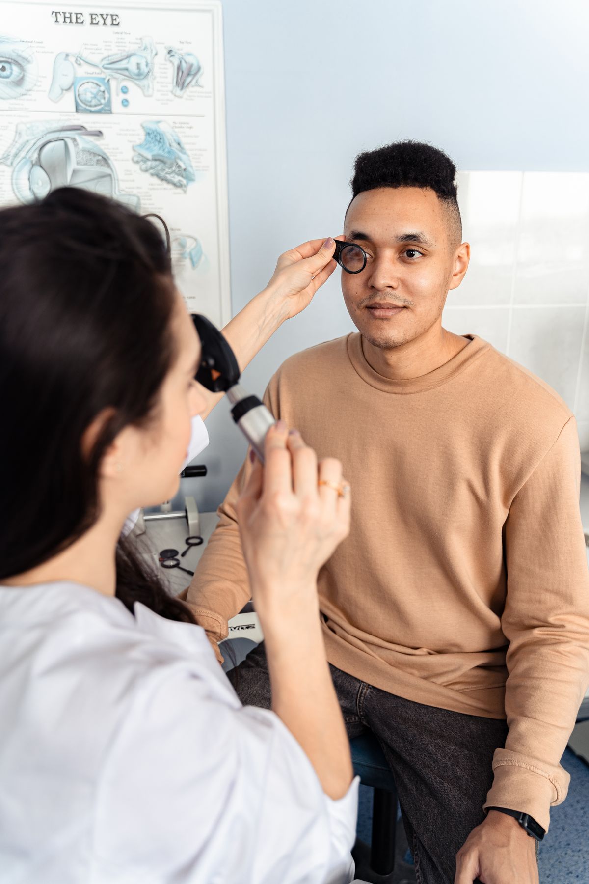 Profissional realizando uma avaliação ocular